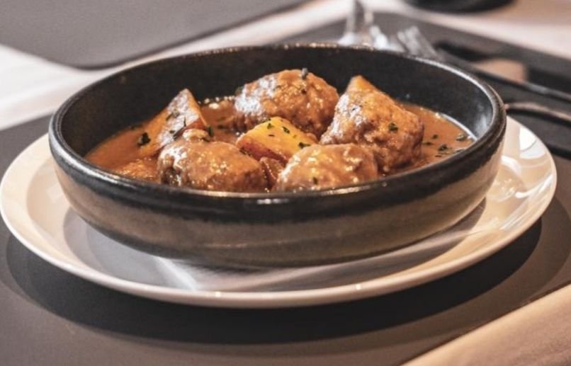 Mandonguilles amb patata i salsa