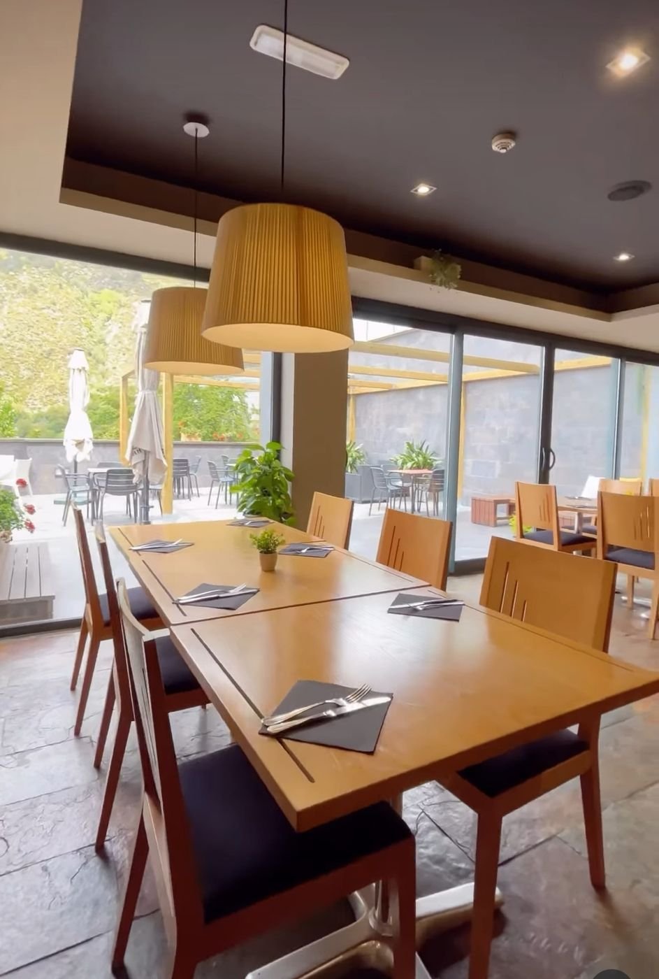 Menjador de laTerrasseta amb vistes a la terrassa i a la muntanya